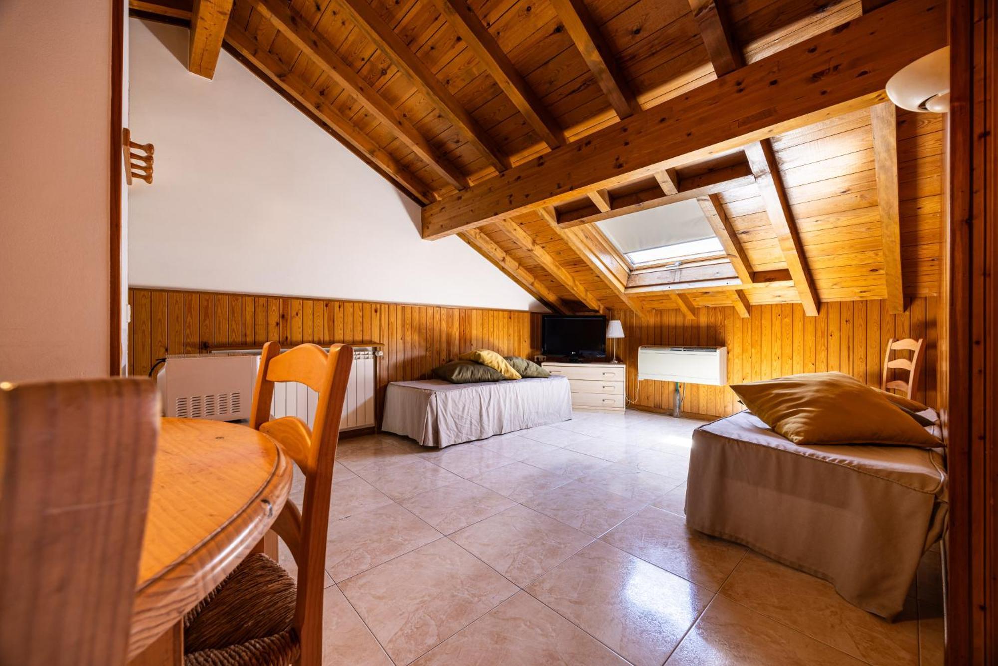 Aparthotel Les Corts Llivia Exterior foto